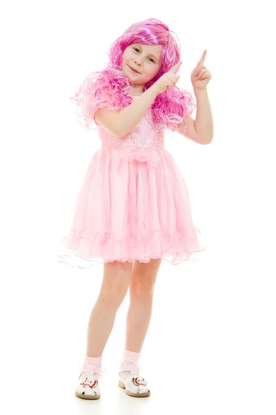 Дівчина з рожевим волоссям в рожевій сукні вказує на вершину на білому фоні — стокове фото