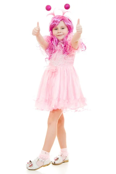 Uma menina com cabelo rosa em um vestido rosa mostra gesto ok em um backgro branco — Fotografia de Stock