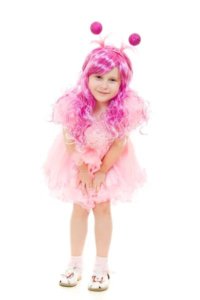 Una chica con el pelo rosa en un vestido rosa sobre un fondo blanco . — Foto de Stock