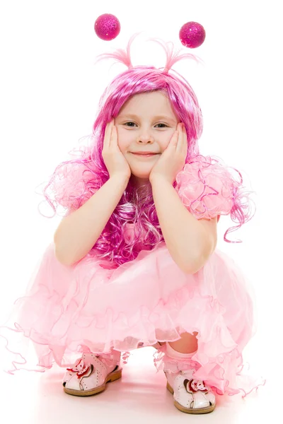 Une fille aux cheveux roses dans une robe rose sur fond blanc . — Photo