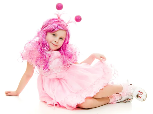Dziewczyna z różowymi włosami w różowej sukience na białym tle. — Zdjęcie stockowe