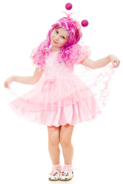 Una chica con el pelo rosa en un vestido rosa bailando sobre un fondo blanco . — Foto de Stock