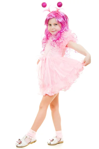 Une fille aux cheveux roses dans une robe rose dansant sur un fond blanc . — Photo