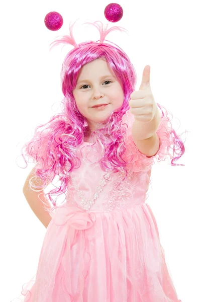Μια κοπέλα με ροζ μαλλιά σε ένα ροζ φόρεμα δείχνει χειρονομία εντάξει σε ένα λευκό backgro — Φωτογραφία Αρχείου