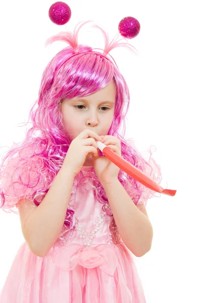 Dívka s růžovými vlasy v růžových šatech hvizdem píšťalky na bílé poz — Stock fotografie