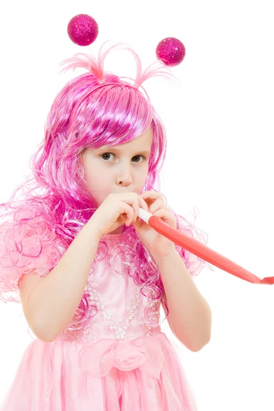 Дівчина з рожевим волоссям в рожевій сукні дме свисток на білому фоні — стокове фото