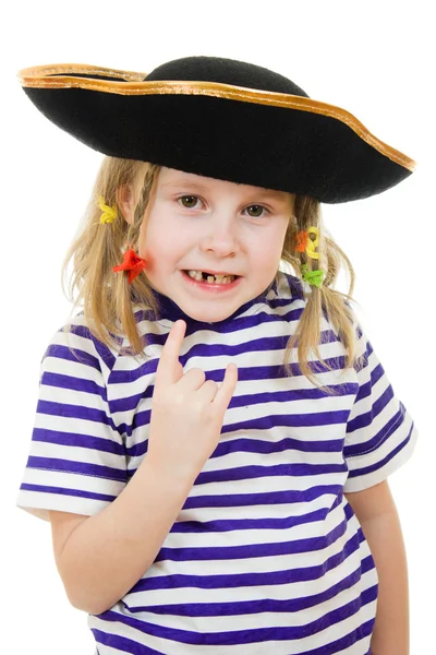 Τρομερό πειρατή κορίτσι στο πουκάμισο και καπέλο σε λευκό φόντο. — Φωτογραφία Αρχείου