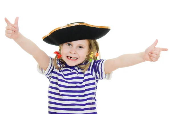 シャツと白い背景の上の帽子でひどい海賊の女の子. — ストック写真