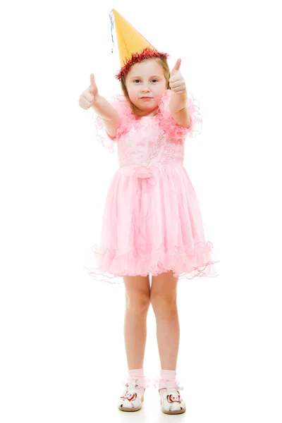 Ένα κορίτσι σε ένα ροζ φόρεμα και καπέλο με μια χειρονομία δείχνει εντάξει σε ένα λευκό backgro — Φωτογραφία Αρχείου