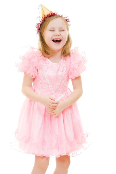 Una chica en un vestido rosa y sombrero riendo sobre fondo blanco . — Foto de Stock