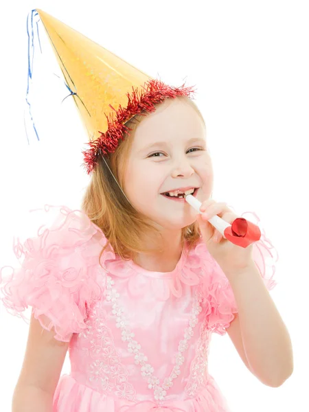 Egy lány a rózsaszín ruha és kalap fúj a cső egy fehér háttér. — Stock Fotó