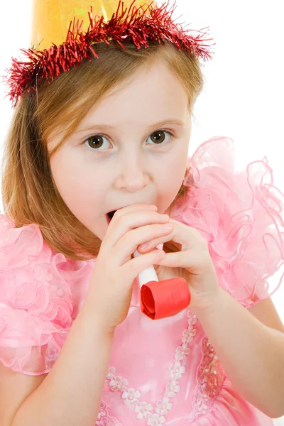 Une fille dans une robe rose et chapeau soufflant dans le tuyau sur un fond blanc . — Photo