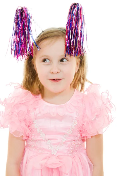 Chica divertida en un vestido rosa con antenas en la cabeza sobre un fondo blanco — Foto de Stock