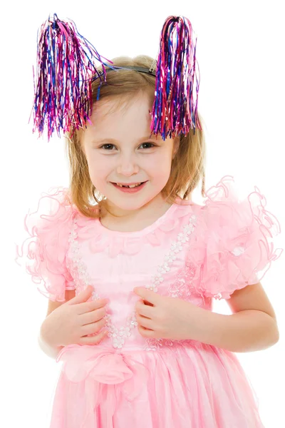 Menina engraçada em um vestido rosa com antenas em suas cabeças em um backgrou branco — Fotografia de Stock