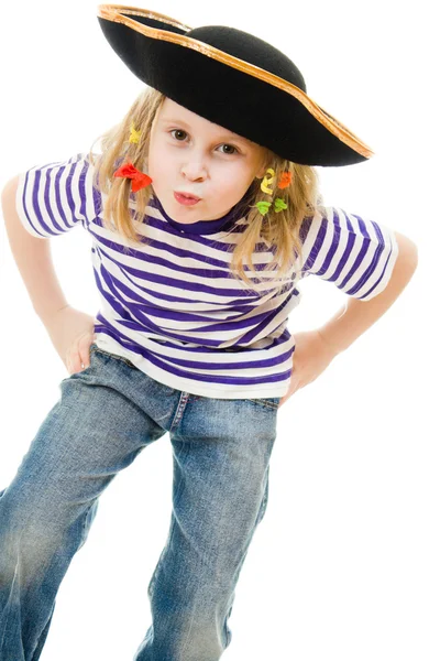 Straszne pirat dziewczyna w koszuli i kapelusz na białym tle. — Zdjęcie stockowe