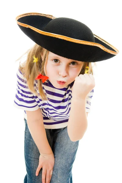 Fruktansvärda pirat flicka i skjorta och hatt på en vit bakgrund. — Stockfoto