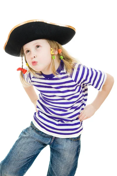 Τρομερό πειρατή κορίτσι στο πουκάμισο και καπέλο σε λευκό φόντο. — Φωτογραφία Αρχείου