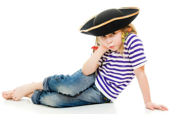 Verschrikkelijke piraat meisje in shirt en hoed op een witte achtergrond. — Stockfoto