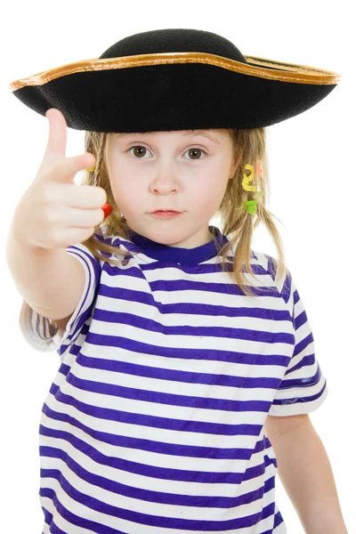 Straszne pirat dziewczyna w koszuli i kapelusz na białym tle. — Zdjęcie stockowe