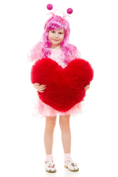 Дівчина з рожевим волоссям і рожева сукня, що тримає подушку у формі костюма — стокове фото