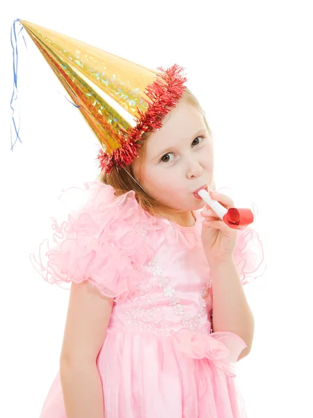 Egy lány a rózsaszín ruha és kalap fúj a cső egy fehér háttér. — Stock Fotó