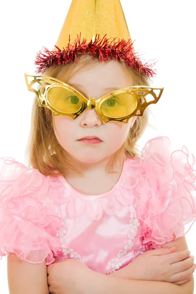 Una chica en un vestido rosa con gafas y sombrero sobre fondo blanco . —  Fotos de Stock