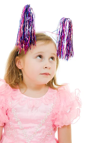 Chica divertida en un vestido rosa con antenas en la cabeza sobre un fondo blanco —  Fotos de Stock