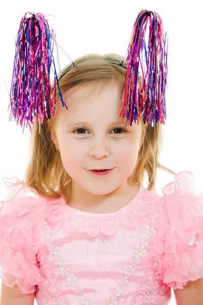 Chica divertida en un vestido rosa con antenas en la cabeza sobre un fondo blanco — Foto de Stock