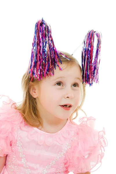 Grappig meisje in een roze jurk met antennes op hun hoofd op een witte CHTERGRO — Stockfoto