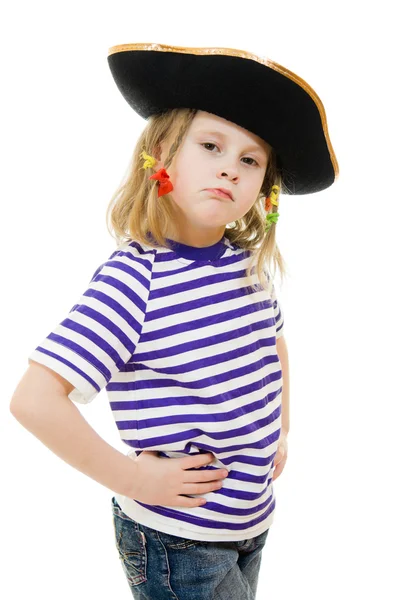 Schreckliches Piratenmädchen in Hemd und Hut auf weißem Hintergrund. — Stockfoto