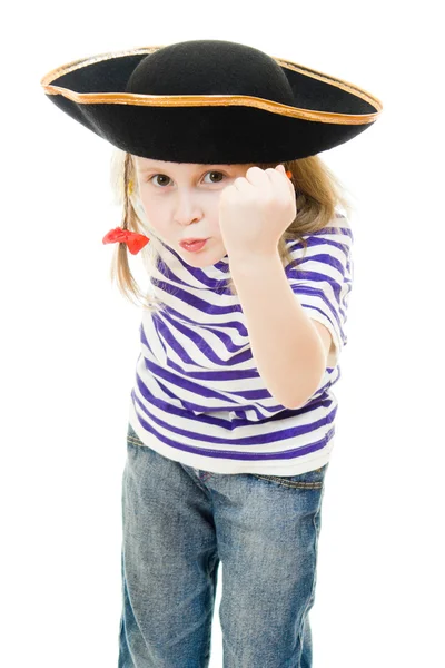 Terribile ragazza pirata in camicia e cappello su sfondo bianco . — Foto Stock