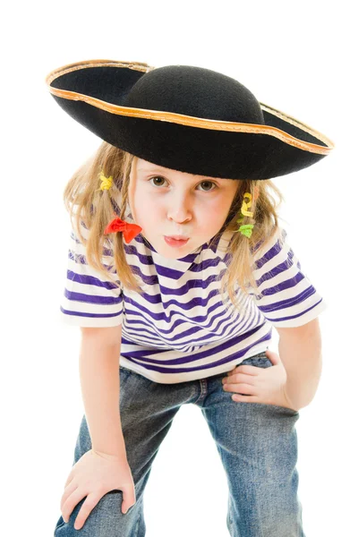Menina pirata terrível em camisa e chapéu em um fundo branco . — Fotografia de Stock