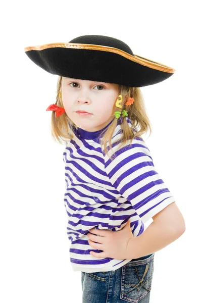 Ужасная пиратская девушка в рубашке и шляпе на белом фоне . — стоковое фото