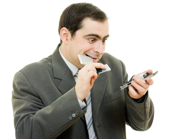 Homme d'affaires a changé la batterie dans le téléphone sur un fond blanc . — Photo