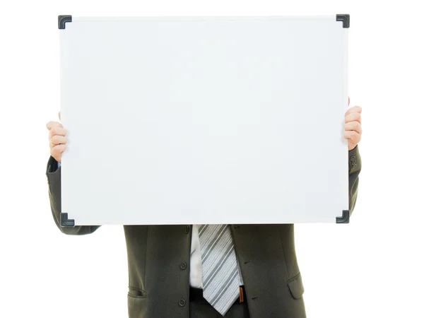 Homme d'affaires couvert son visage avec un tableau blanc sur un fond blanc . — Photo