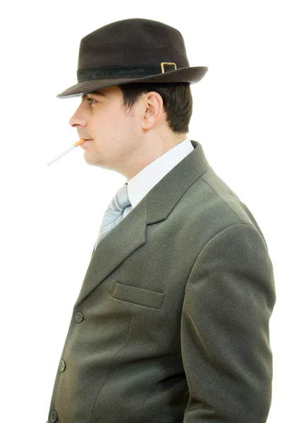 Egy üzletember egy kalap dohányzik fehér alapon. — Stock Fotó