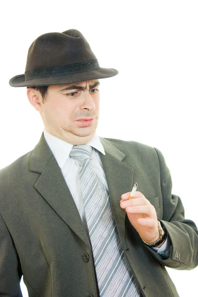 在白色背景上抽烟的一位商人在一顶帽子. — 图库照片