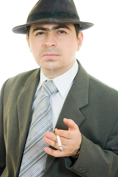 Podnikatel v klobouku kouří na bílém pozadí. — Stock fotografie