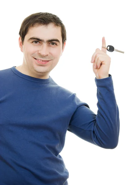 Jovem segurando chaves em sua mão, fundo branco — Fotografia de Stock