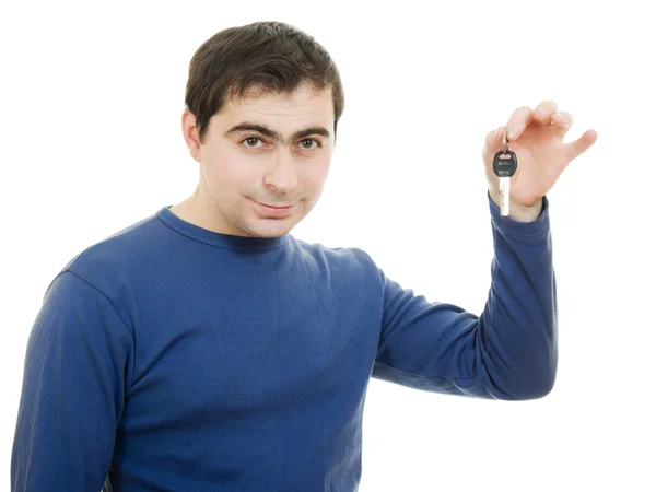 Jonge man houden van sleutels in zijn hand, witte achtergrond — Stockfoto
