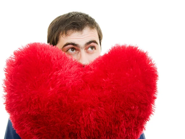 Um homem segurando um grande coração vermelho em um fundo branco . — Fotografia de Stock