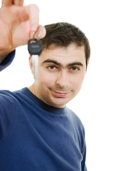 Jonge man houden van sleutels in zijn hand, witte achtergrond — Stockfoto