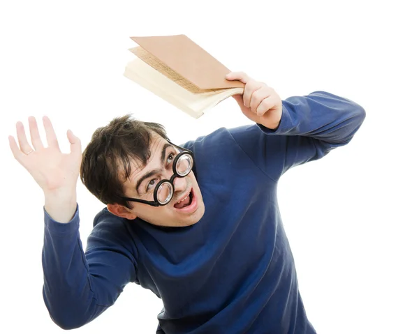 一本书在他的头在白色背景上戴眼镜的学生 — 图库照片