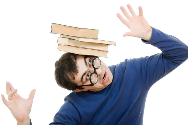 Étudiant en lunettes avec un livre sur la tête sur fond blanc — Photo