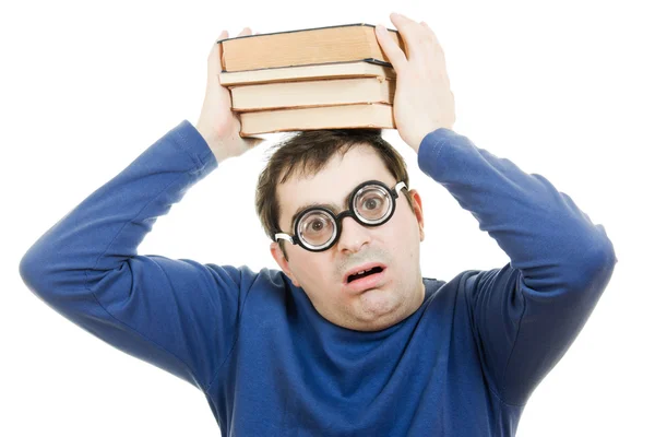 一本书在他的头在白色背景上戴眼镜的学生 — 图库照片