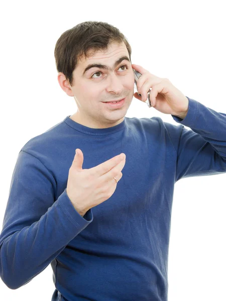 Porträt eines jungen Mannes, der auf einem weißen Hintergrund mit seinem Handy spricht — Stockfoto