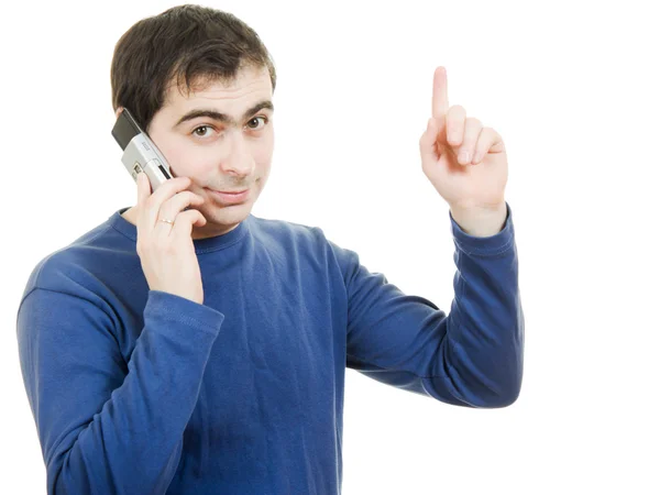 Porträt eines jungen Mannes, der auf einem weißen Hintergrund mit seinem Handy spricht. — Stockfoto