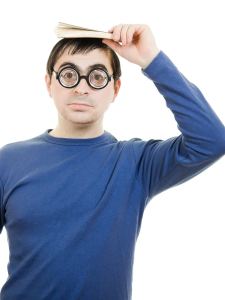 Studente in occhiali con un libro sulla testa su sfondo bianco — Foto Stock