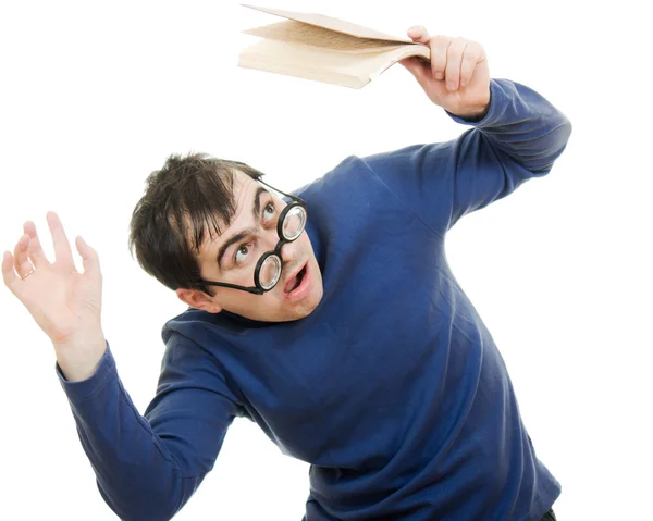 Estudante de óculos com um livro sobre a cabeça sobre fundo branco — Fotografia de Stock
