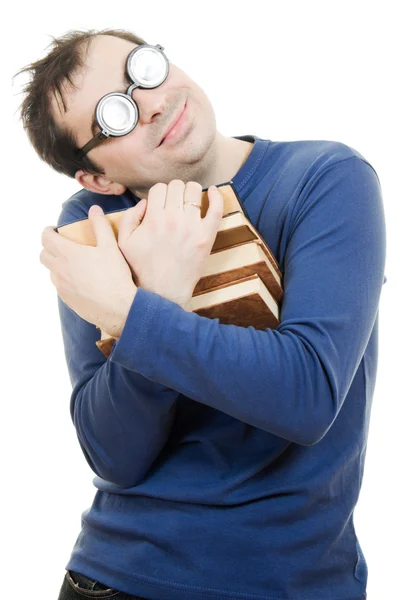 Estudiante en gafas cuidadosamente presionado a su pecho un libro sobre fondo blanco — Foto de Stock